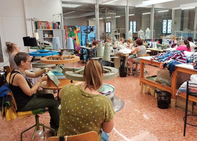 El curs gratuït de tècniques de confecció tèxtil per persones en cerca de feina a Igualada inicia la fase de pràctiques